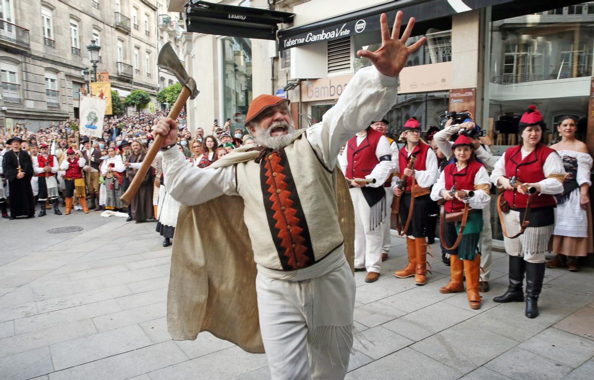 Los vigueses abarrotan las calles del Casco Vello en el día grande de la Reconquista