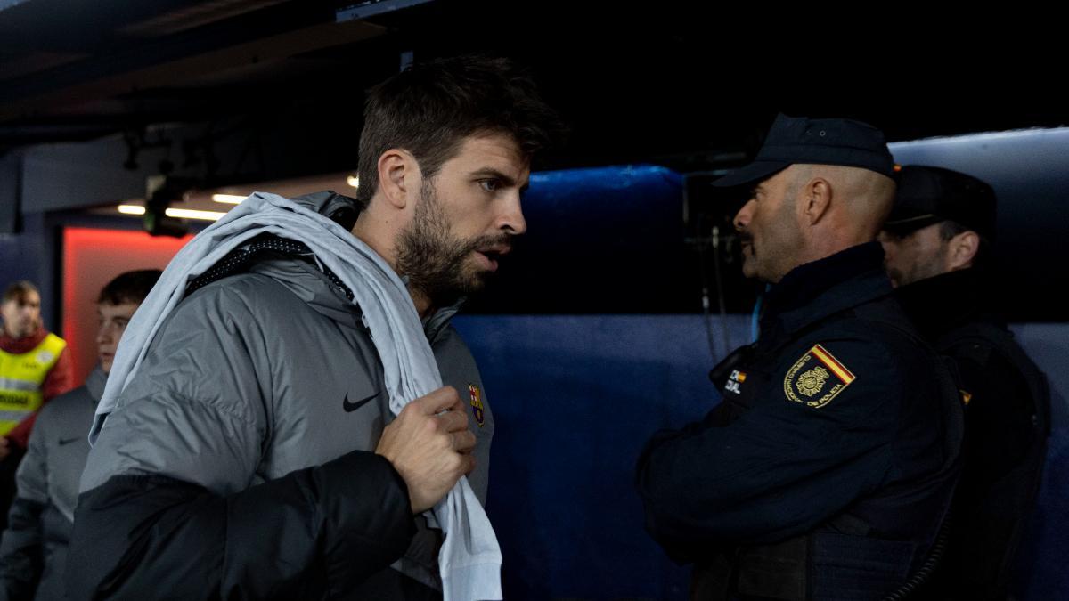 Gerard Piqué junto a un agente de la Policía Nacional