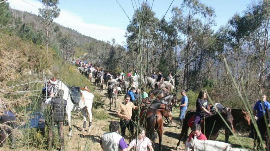 Participantes en una ruta a caballo por Pazos en otra edición de la Festa Cabalar. / FdV