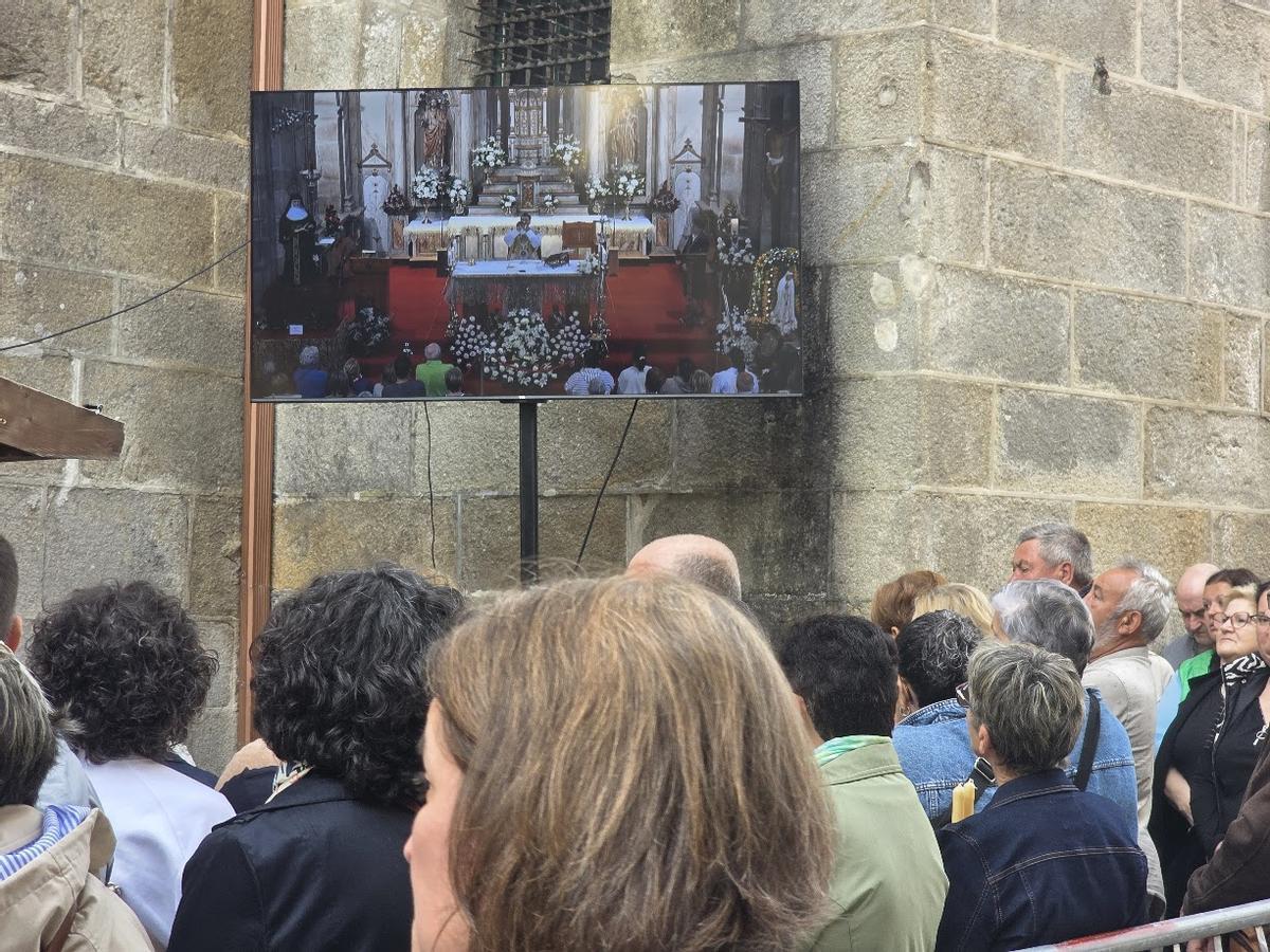 Hay una pantalla instalada en el exterior del templo para seguir las misas.