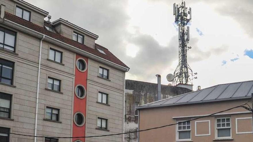 Una antena de telefonía en el centro de Vilagarcía. // Iñaki Abella