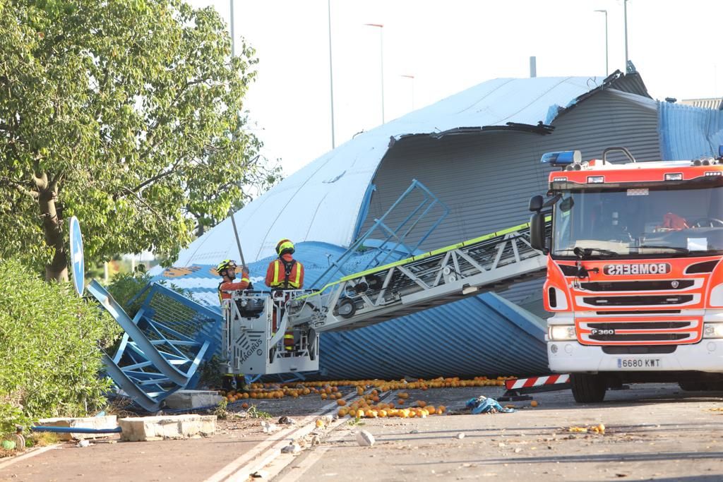 El derrumbe de parte de la nave de Fontestad en la Pobla de Farnals deja una persona desaparecida