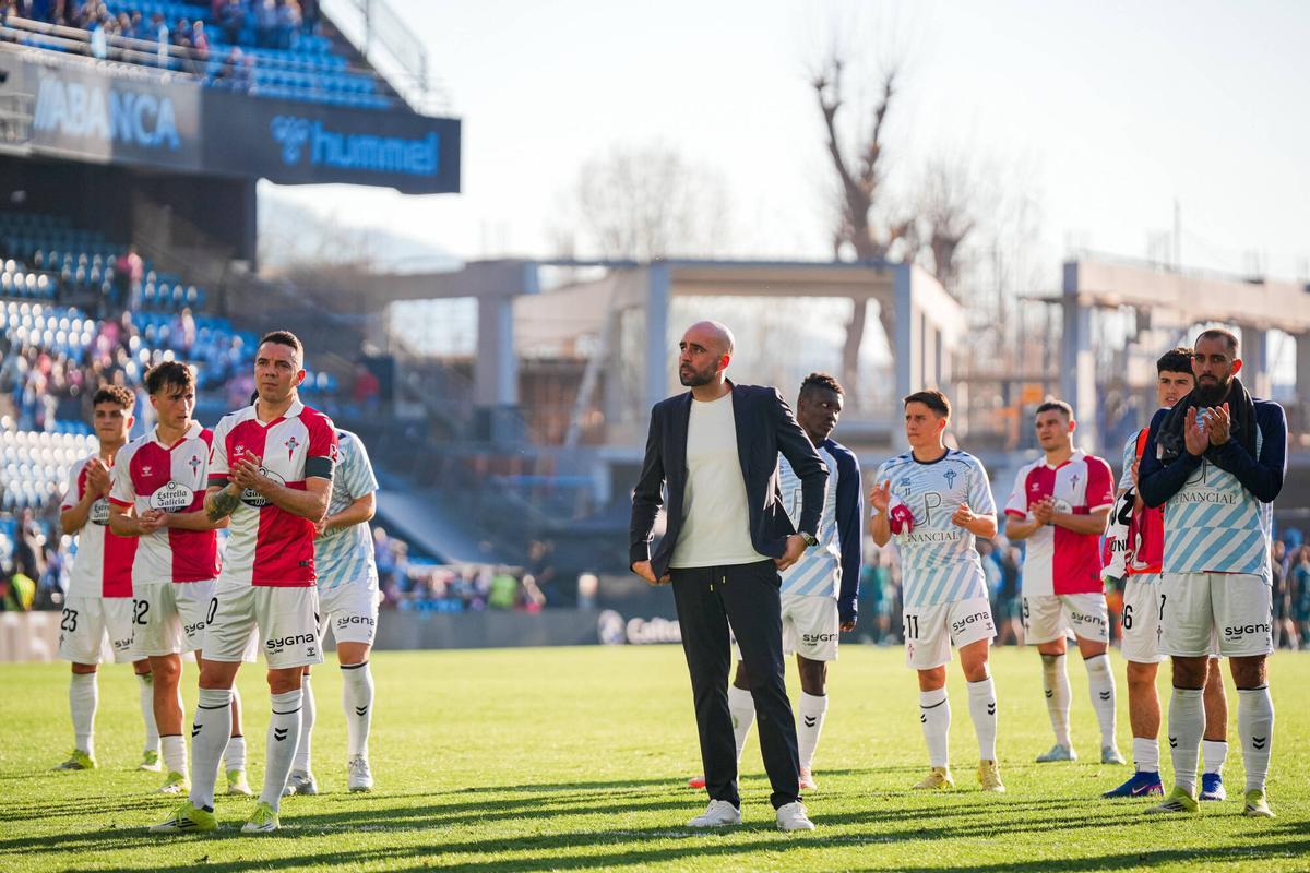 Claudio Giráldez y los jugadores del Celta agradecen el apoyo de la afición al término del partido contra el Alavés