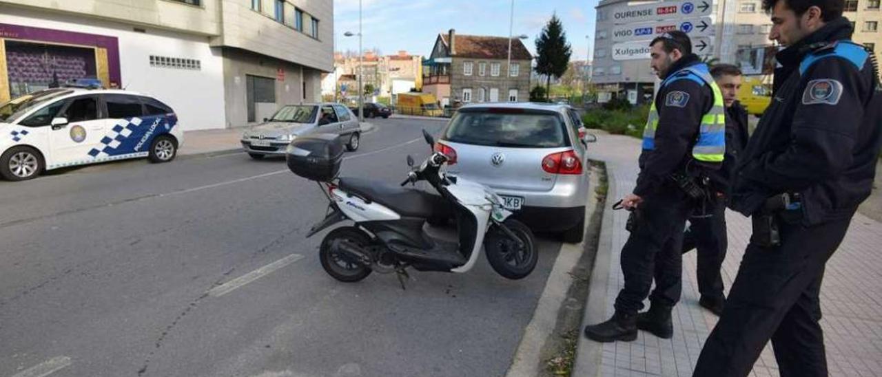 Varios heridos en sendos accidentes en A Parda y en Mourente  |  La jornada de ayer dejó dos accidentes de tráfico en el municipio. El primero a las 14.20 al colisionar dos motos y un coche que estaba realizando una maniobra de aparcamiento en la calle Pintor Laxeiro de A Parda (en la imagen). Resultaron heridos leves los dos motoristas, según la Policía Local. Por otra parte, a las 15.49 se produjo otro accidente por una salida de vía en la N-541 (carretera de Ourense) en Eirós, Mourente. El vehículo siniestrado colisionó contra una farola y uno de los dos ocupantes se quejaba bastante de sus lesiones, según el 112.