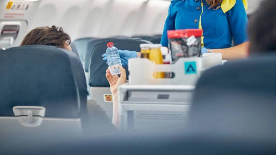 Comer en el avión: estos son los alimentos que SÍ puedes llevar en tu equipaje de mano