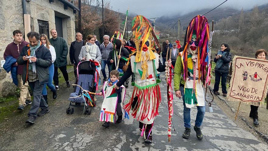 La Visparra de Vigo de Sanabria corría ayer por la tarde por el pueblo. | Araceli Saavedra |  ARACELI SAAVEDRA