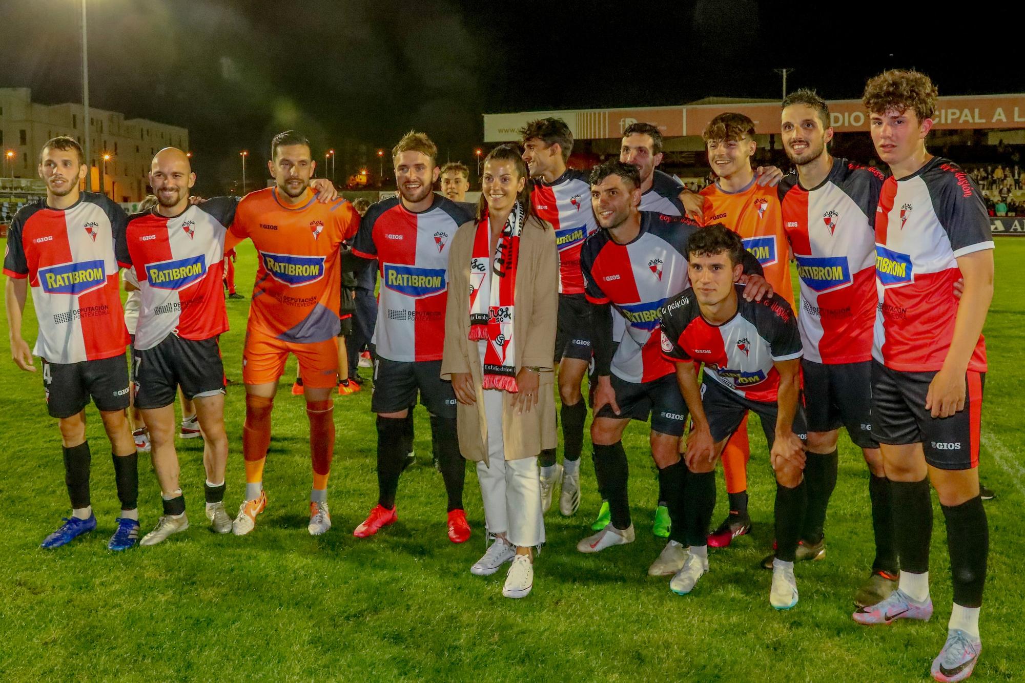 A Lomba vive una fiesta del fútbol con final feliz para el Arosa ante la UD Ourense (3-0)