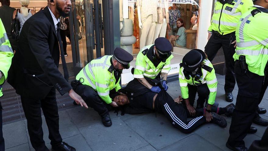 Tensió i arrestos a Londres per un crida multitudinària a TikTok per saquejar una botiga esportiva