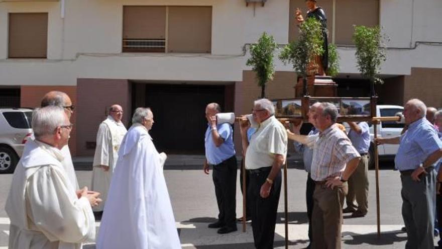 Momento en que Moró recibe la imagen de Sant Vicent.