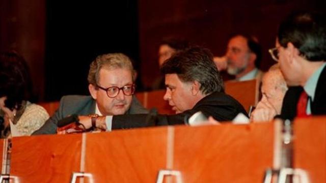 ENTRE MADRID Y SAN SEBAsTIÁN3 En la imagen superior, Benegas votando en San Sebastián en el referendo de la Constitución, en 1978. A la izquierda, con Felipe González, durante el congreso del PSOE de 1994 y, abajo, con el exlendakari José Maria