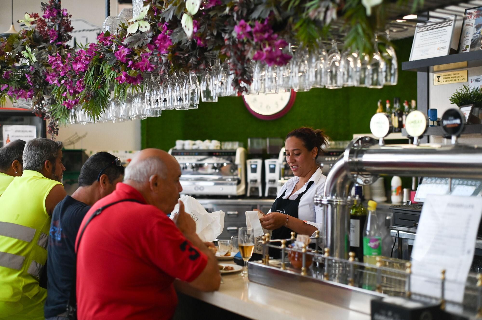 En imágenes | La Torre, el restaurante que triunfa en Malpica con 700 menús diarios y su famoso chuletón: "Viene gente de toda Zaragoza"