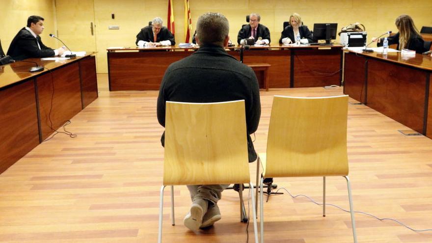 D&#039;esquenes, l&#039;acusat d&#039;intentar violar la seva parella i amenaçar-la amb un ganivet, durant el judici a l&#039;Audiència de Girona