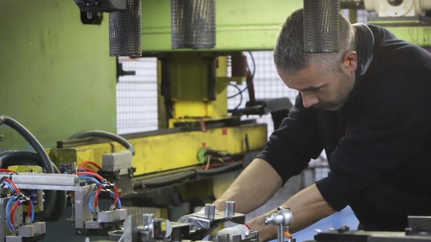 Un trabajador en una industria de Valencia.