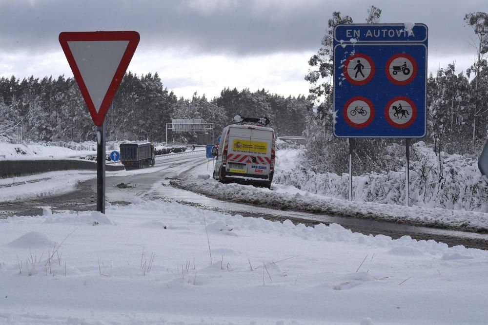 La nieve complica el tráfico en la A-6