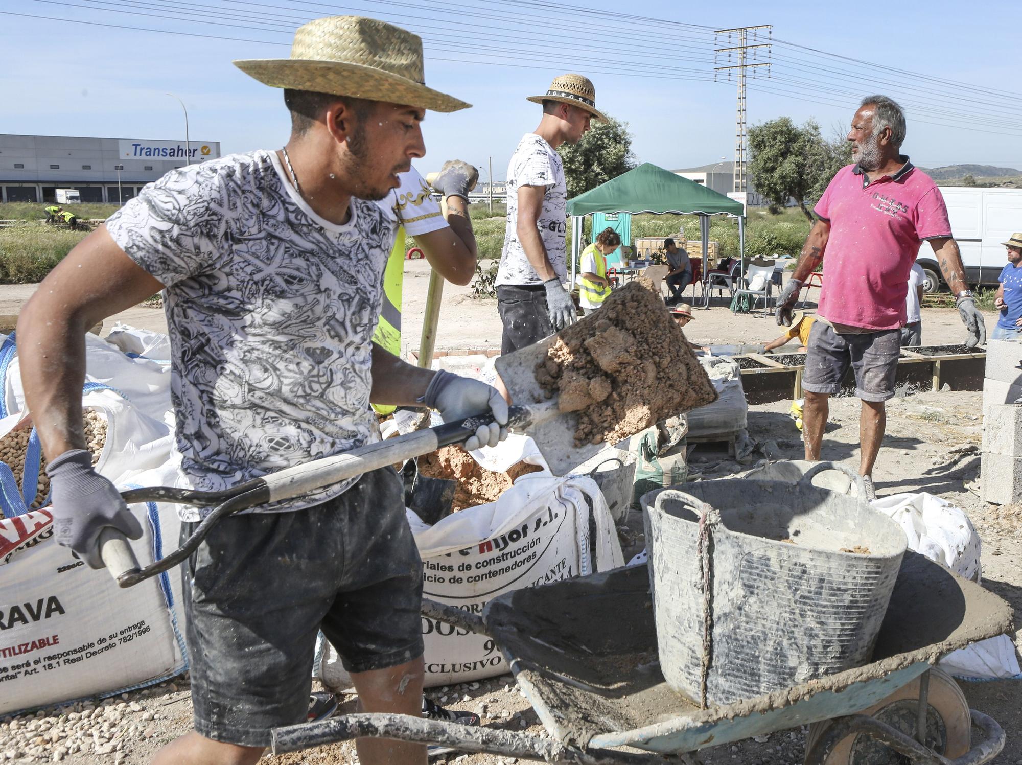 Los vecinos rehabilitan el barrio del Cementerio