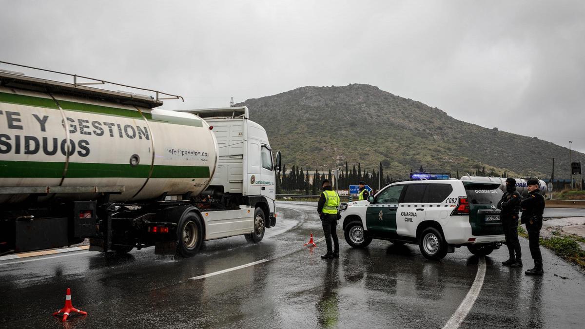 La Guardia Civil vigila la salida de camiones de Escombreras en la huelga de 2022.