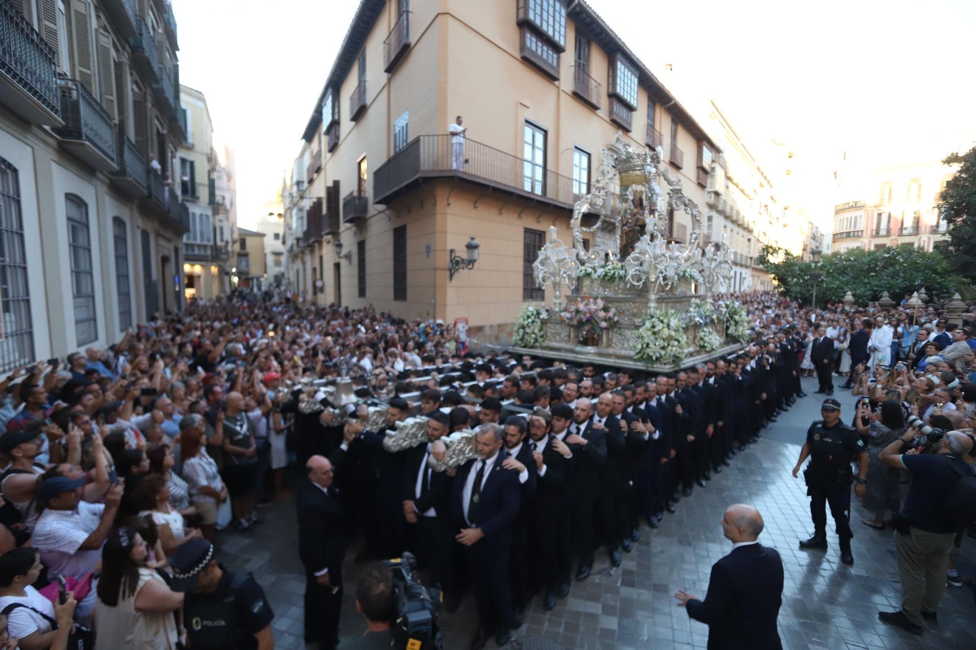 La patrona de Málaga, la Virgen de la Victoria, vuelve a procesionar por las calles de la ciudad