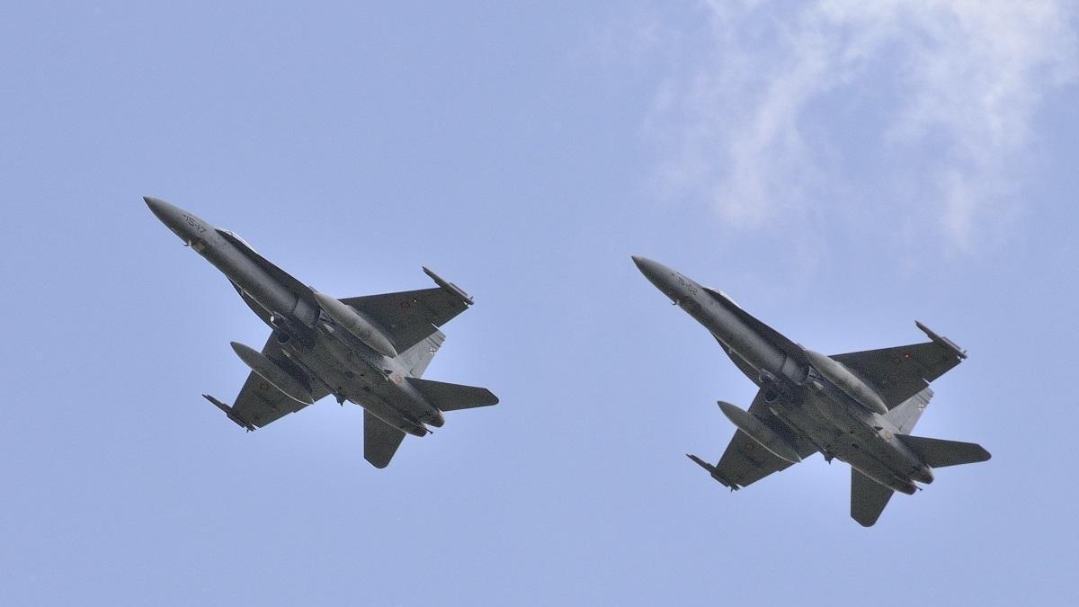 Los aviones caza españoles sobrevolaron Arousa.