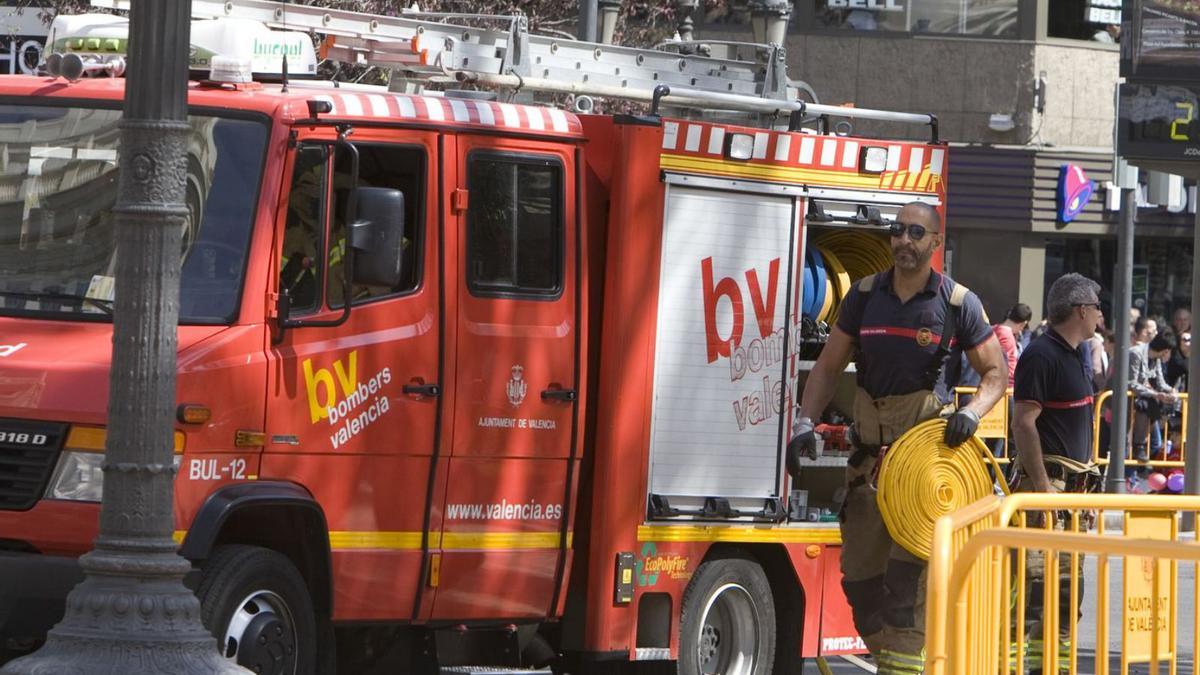 Un bombero se prepara para actuar en una mascletà. | PERALES IBORRA