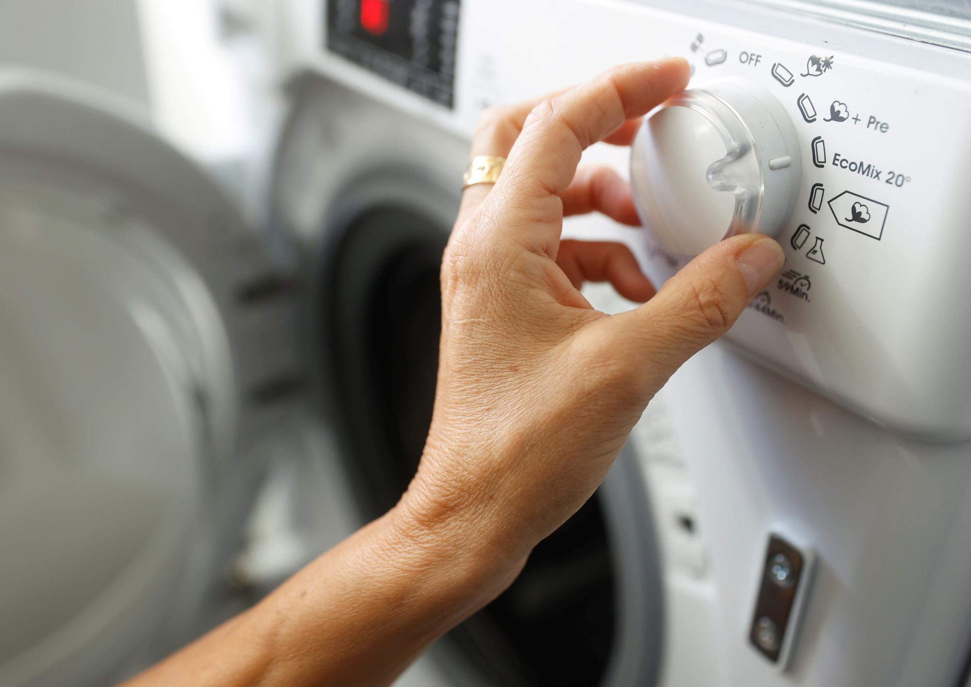 Hay una lavadora y secadora en una pequeña habitación generativa