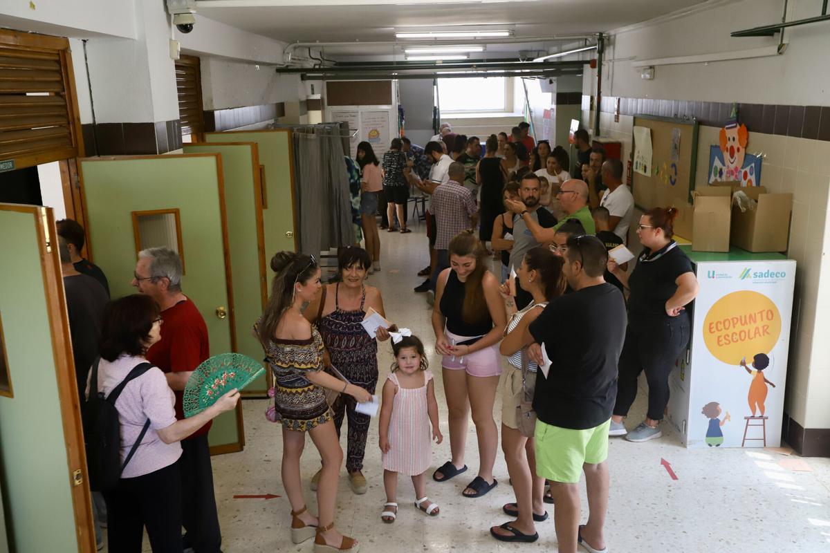 Elecciones Generales 23 Julio en Córdoba, colegios electorales, calor, colas, ambientes gente votando, voto, urnas. colegio federico garcia lorca