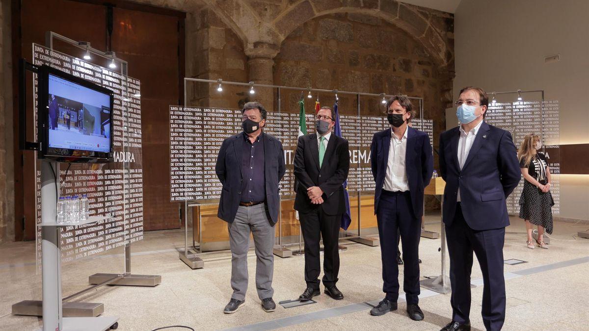 El presidente de la Junta de Extremadura, Guillermo Fernández Vara, participa en la firma de un protocolo con la firma de joyería Diamond Foundry, en una imagen de archivo.