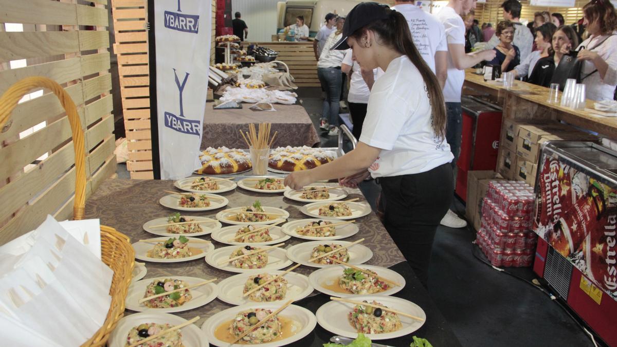 Preparación de raciones de raya en la tradicional fiesta de Portonovo en 2019.