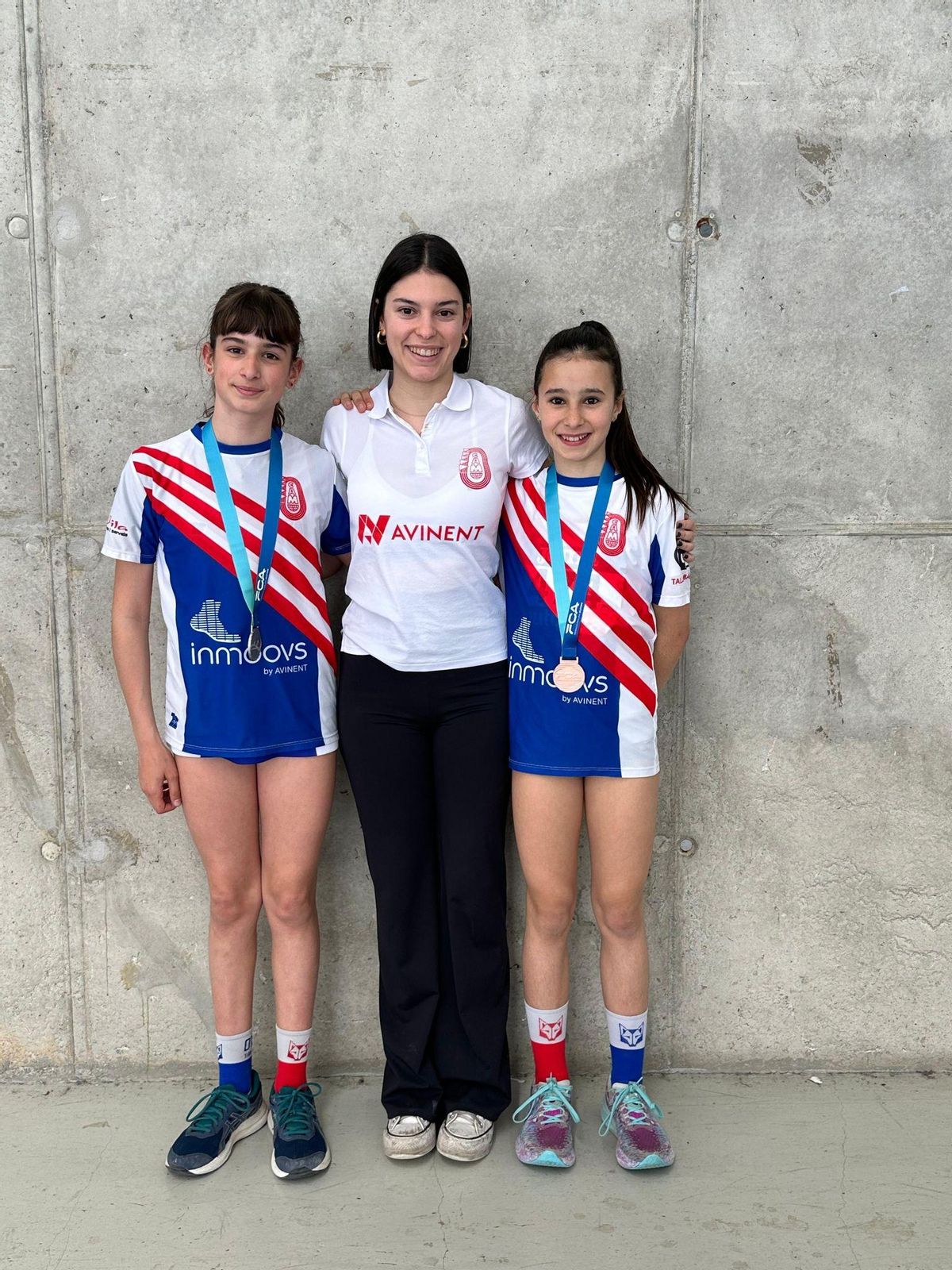 Bruna Vallribera (esquerra) i Paulina Olivé, amb la seva monitoria Meritxell Lladó
