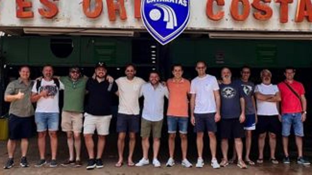 Javi Bonet, en el centro con camisa, posa junto a los dirigentes y patrocinadores del Palma en Brasil.