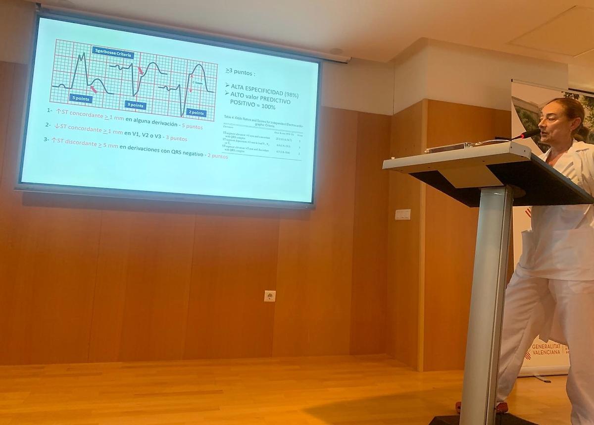 La doctora Araceli Frutos durante su intervención en la reunión sobre el código infarto