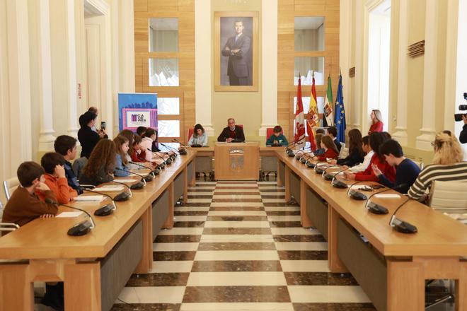 FOTOGALERÍA | El pleno infantil de Cáceres, en imágenes.