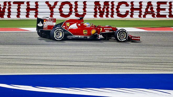 Alonso con su Ferrari en la clasificación del Gran Premio de Bahréin (2014)