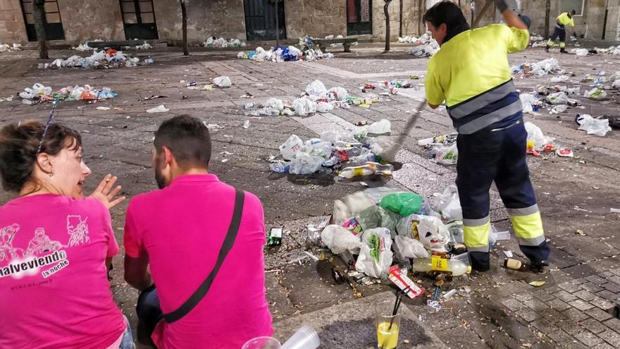 De nuevo la &quot;noche de peñas&quot; dejó toneladas de basuras en las calles. En la imagen, dispositivo de limpieza de esta madrugada