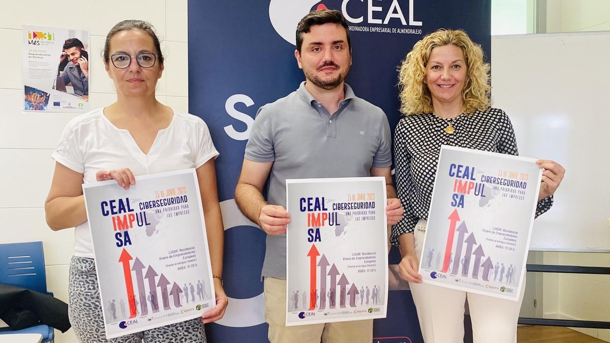 María Teresa García, Emilio Ortiz y Myriam Lázaro, de Ceal, presentando las jornadas sobre ciberseguridad.