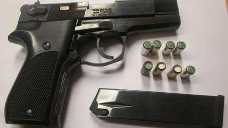 Arma incautada a los ocupantes de este vehículo. // Policía Local