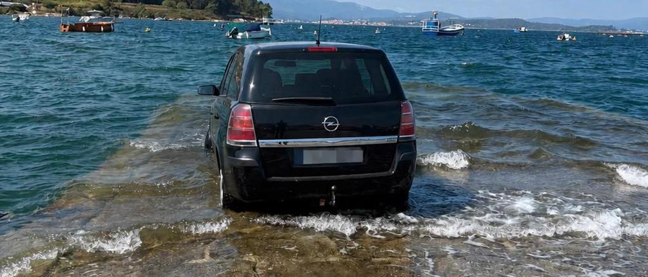 Vehículo al que sorprendió la marea esta tarde en O Naval