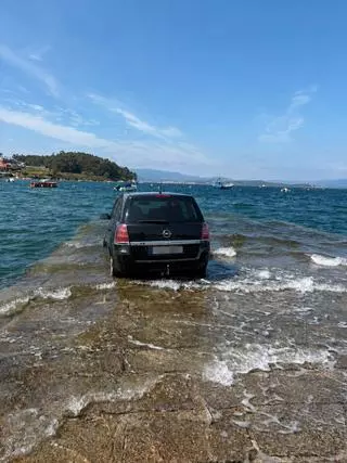 La grúa rescata un vehículo en A Illa antes de ser «devorado» por el mar
