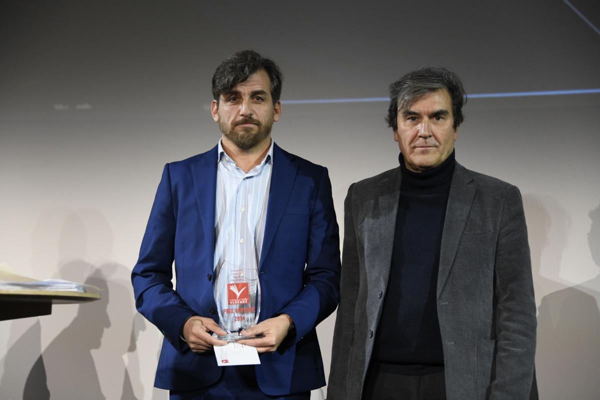 Fermín de la Calle recibiendo el premio de Georges Malbrunot, periodista de Le Figaro y presidente del jurado de los premios Varenne 2024.