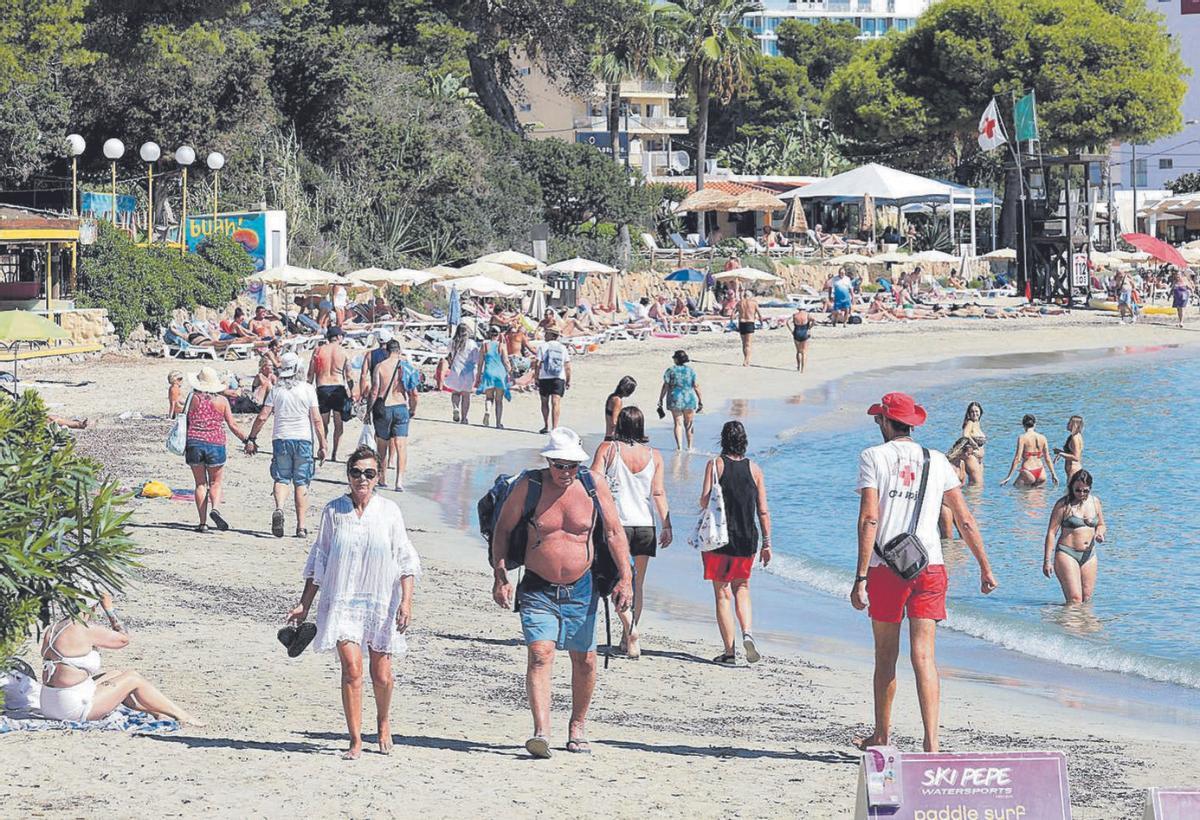 Turistas en la playa de es Canar el pasado mes de septiembre. | J.A. RIERA