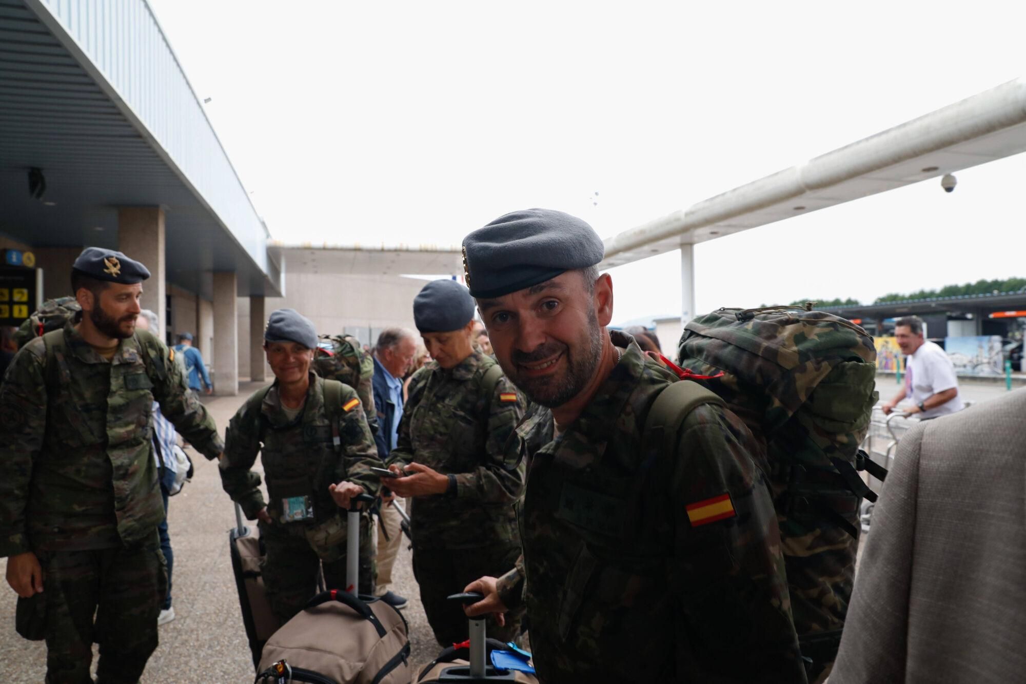 EN IMÁGENES: El regreso a Asturias en el aeropuerto del batallón "Toledo" tras meses en Eslovaquia