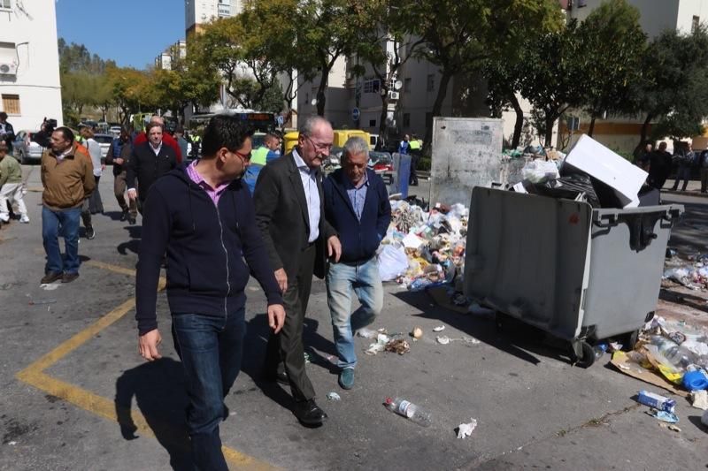 Recogida de basura en La Palmilla.