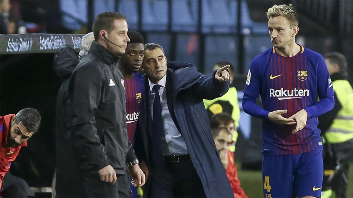 Valverde da instrucciones a Dembélé antes de su regreso en el Celta-Barça de Copa