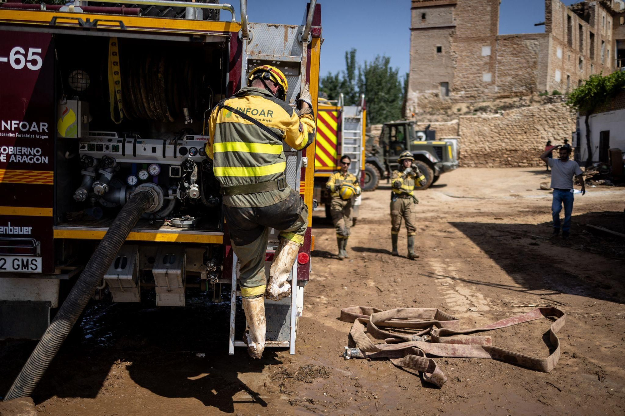 En imágenes | La UME ya trabaja en los pueblos aragoneses afectados por las tormentas