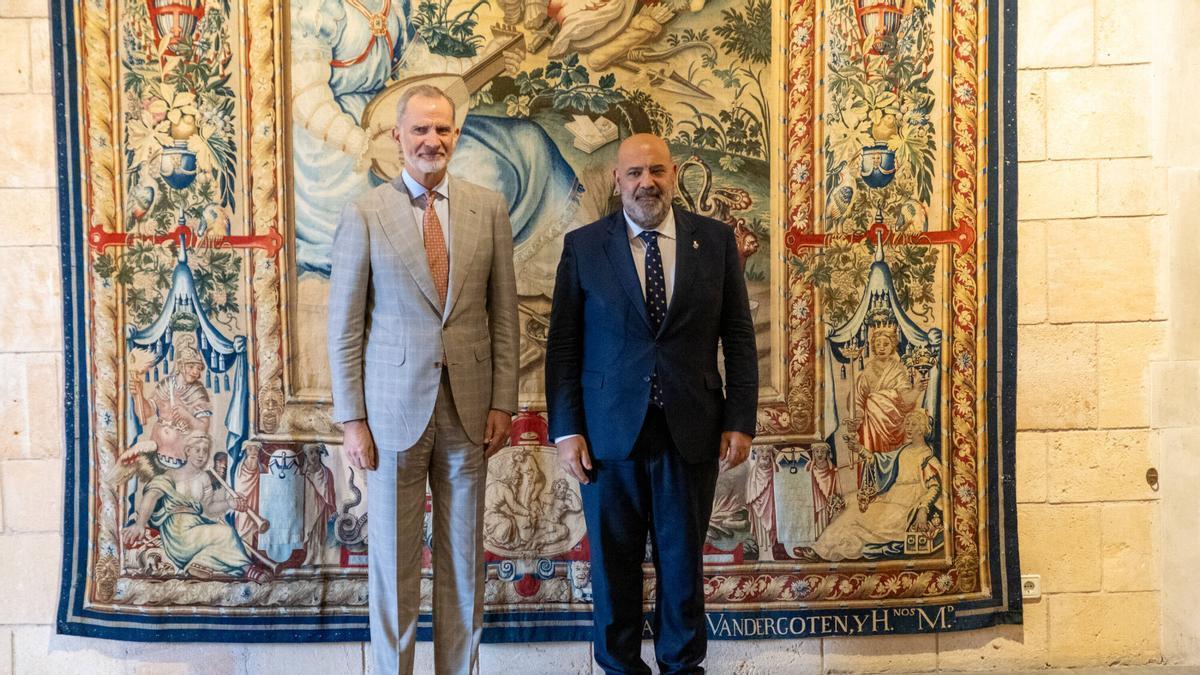 El Rey recibe al alcalde de Palma, Jaime Martínez, esta mañana en el palacio de la Almudaina.