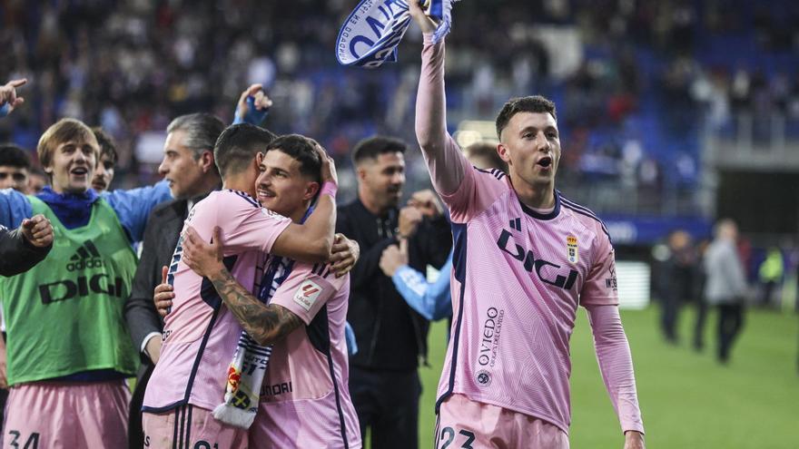 La victoria del pinganillo, el enfado arbitral y la cita más emotiva: así se coló el Oviedo en el play-off más deseado
