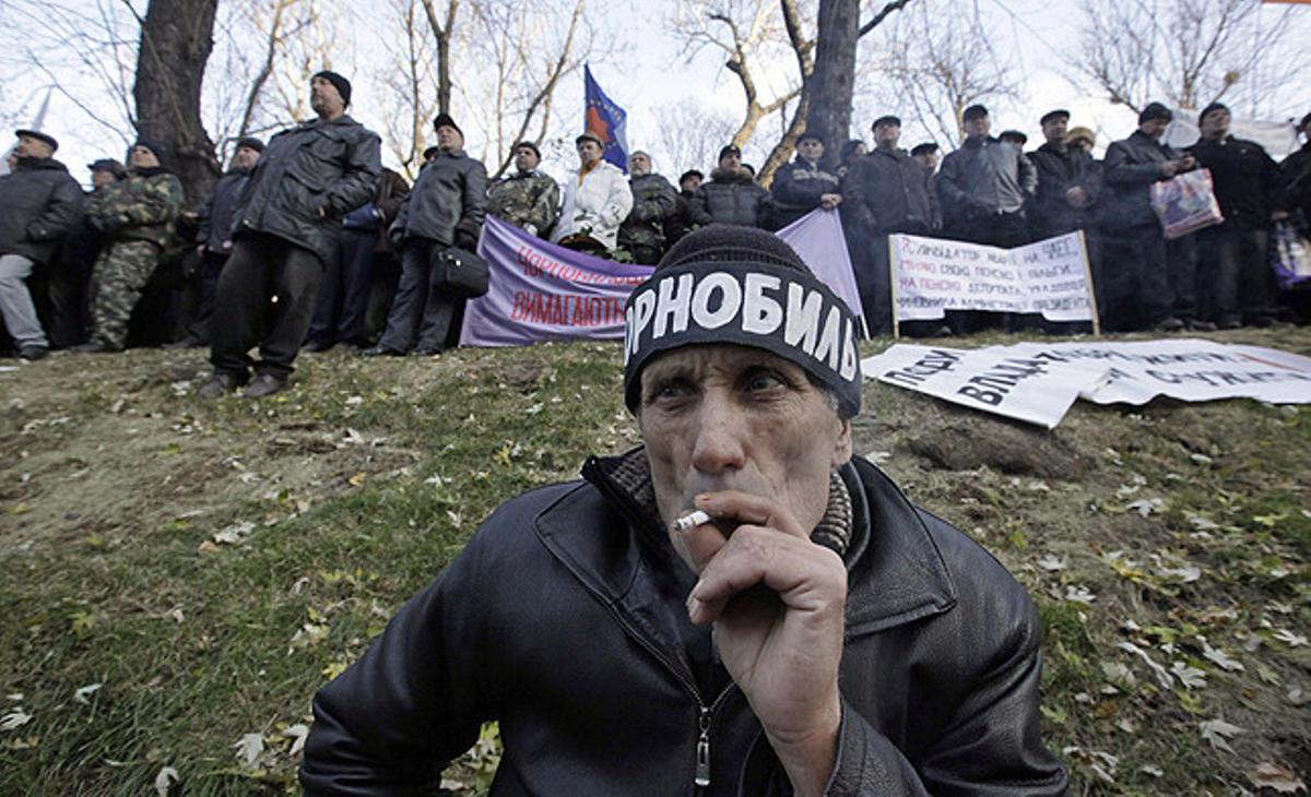 Un home que va participar en l’operació de neteja després del desastre nuclear de Txernòbil, durant la manifestació per reclamar mantenir els beneficis socials després de la neteja a Kíev (Ucraïna).