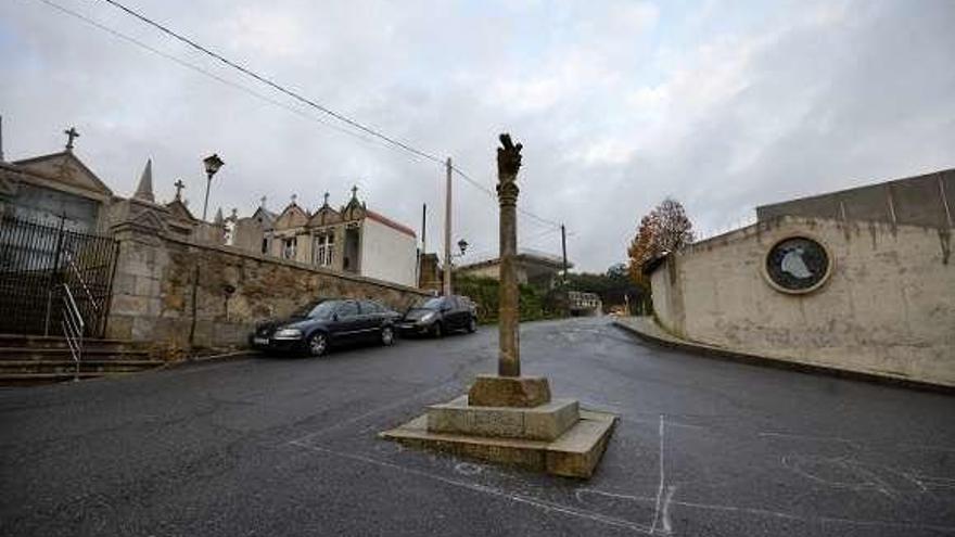 El cruceiro y el cementerio donde se creará la plaza. // Gustavo Santos