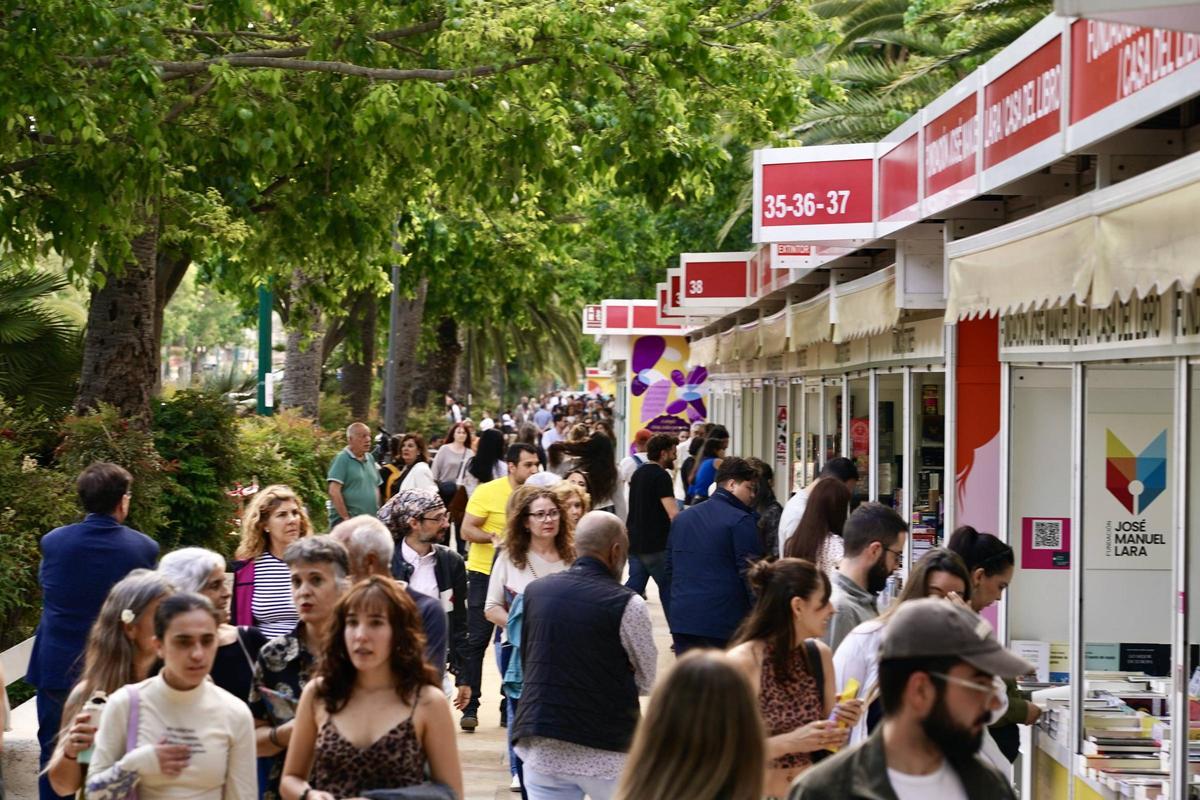 Las casetas de la Feria del Libro ya han tomado el Paseo del Parque