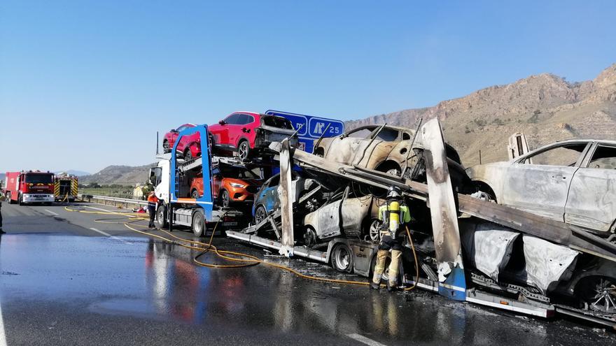 Arde un camión que transportaba coches eléctricos en la autovía a la altura de Jumilla