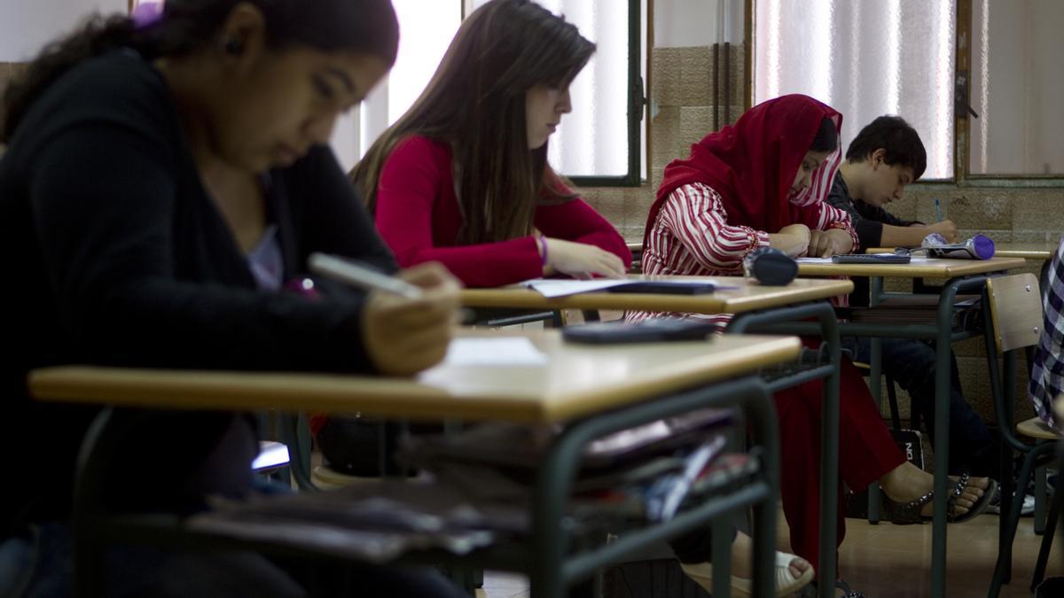 Jóvenes inmigrantes en el aula de un instituto de Barcelona.